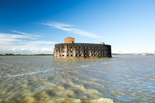 Fort Alexander first in Kronstadt in the Finskiy Gulf . St. Pete