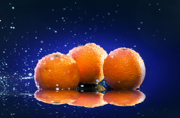 Fototapeta na wymiar ripe oranges on mirror