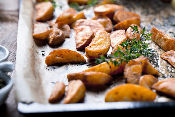 Kartoffel ecken mit Thymian und rosmarin
