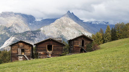 Fototapeta na wymiar chalets Suisse