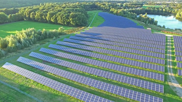 Luftaufnahme eines Sonnenenergie Kraftwerkes