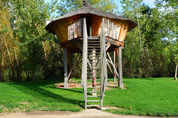 Une cabane perchée sur pilotis