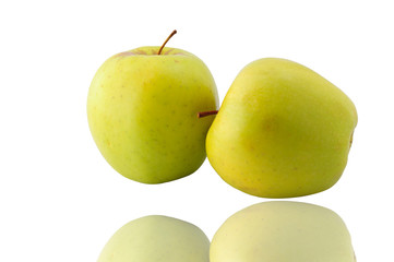 Mele in primo piano sfondo bianco, mela verde, mela rossa, mela gialla mela tagliata, frutta fresca di stagione