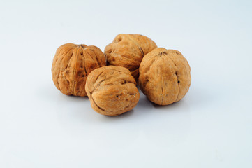 Noci in primo piano sfondo bianco, noci aperte, gusci di noce, noci spaccate, frutta secca