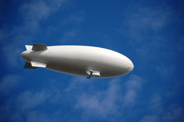 Fototapeta na wymiar Weißes Luftschiff vor blauem Himmel