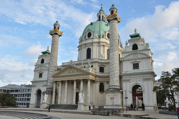 Fototapeta na wymiar famous Saint Charles's Church (Wiener Karlskirche) at Karlsplatz