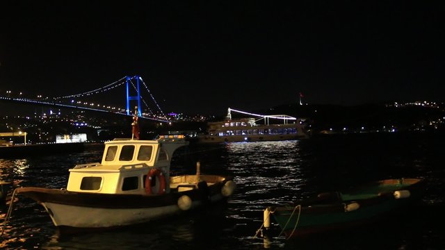 gece Boğaz K&ouml;pr&uuml;s&uuml; ve kayık