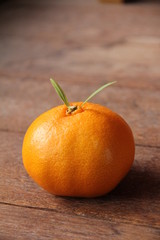 葉の付いた早生みかん