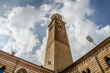 Fototapeta na wymiar Torre dei Lamberti a Verona, nel cielo azzurro