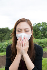 マスクをする女性