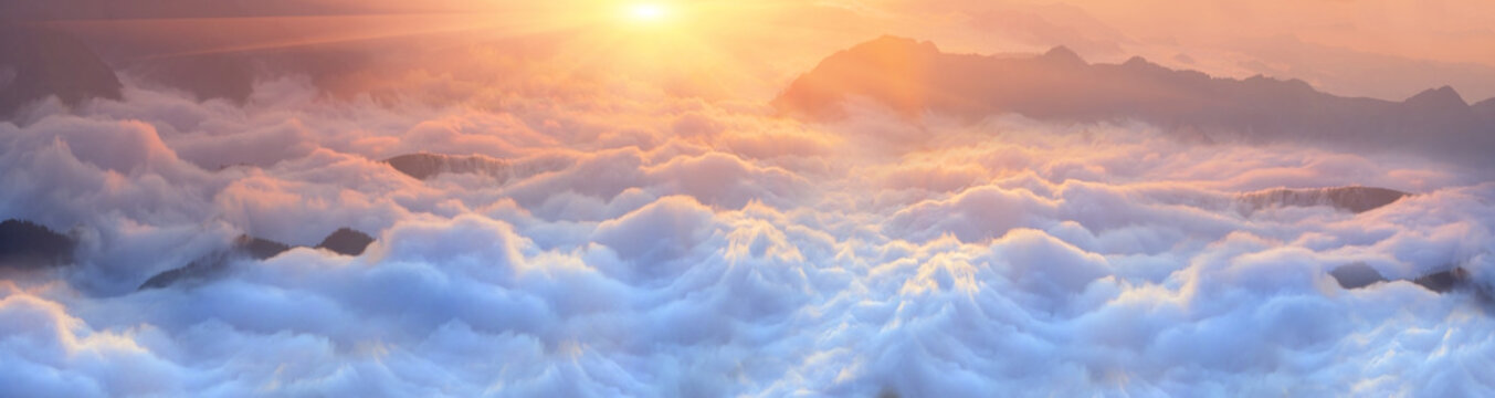 Fototapeta Świt nad morzem mgły