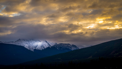 Fototapeta na wymiar Sunset over Majestic Mountain in Jasper National Park in the Canadian Rocky Mountains