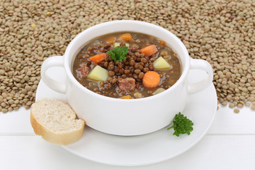 Linsensuppe mit frischen Linsen Suppe in Suppenschüssel