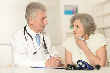  Senior woman visiting doctor