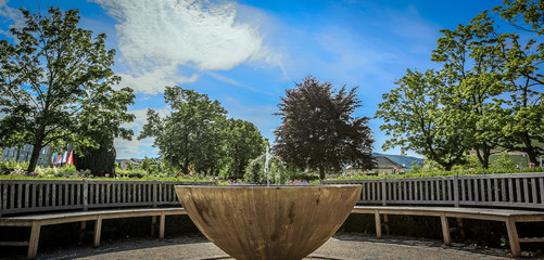 Fototapeta na wymiar Parkbank und Brunnen in den Binger Gärten