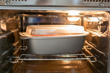 Bräter mit Gulasch im Ofen
