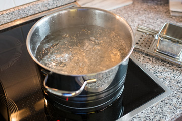 Wasser beim kochen in einem Topf