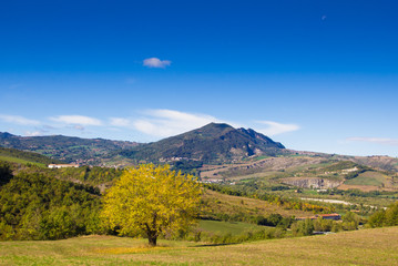 Fototapeta na wymiar Panorama rurale della Valmarecchia in Autunno