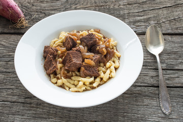 Teller mit Gulasch vom Rindfleisch