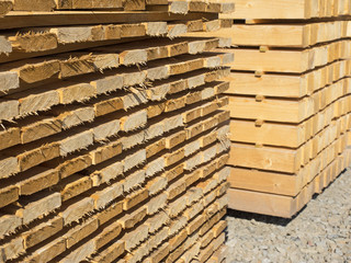 Gestapelte Bretter - Balken - Fichtenholz - Baustoffe - Großbau