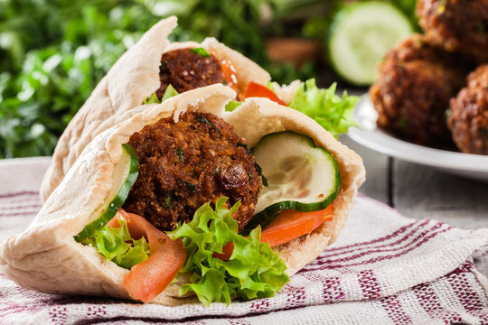 Pita bread with falafel and fresh vegetables