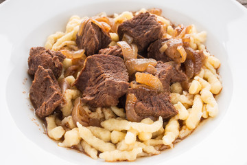 Gulasch, Zwiebeln und Spätzle