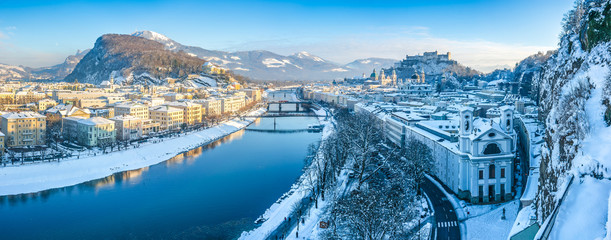 Naklejka premium Historyczne miasto Salzburg w zimie, Austria
