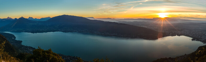 Lac d'Annecy au coucher du soleil