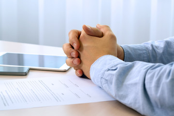 Obraz premium Businessman is doubting about signing a contract, business con