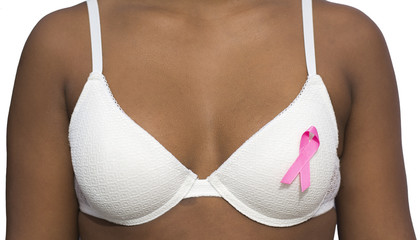 Primer plano de mujer africana en sujetador con cinta concientización del cáncer de mama sobre fondo blanco 