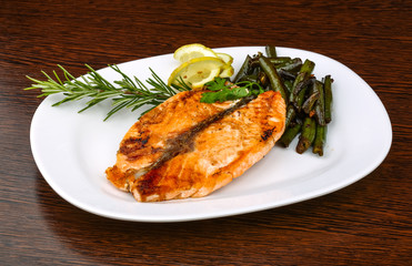 Grilled salmon with green beans