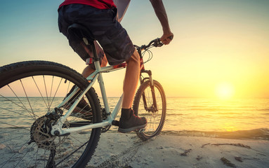 Fahren Sie mit dem Fahrrad am Strand. Sport- und aktives Lebenskonzept