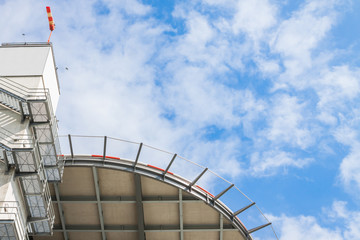Helilandeplatz vor blauem Himmel