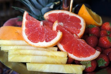 Fruit bowl of various kinds and colors
