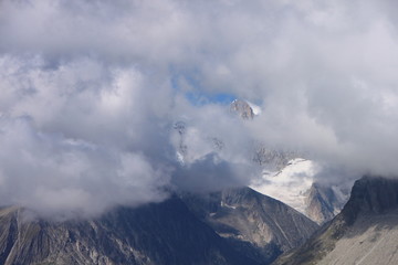 Fototapeta na wymiar escursioni in svizzera tra ghiacciai e città