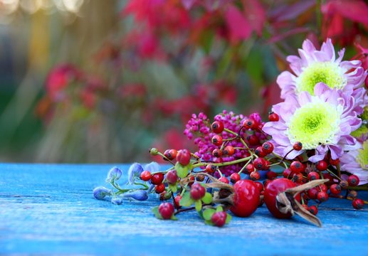 herbstblumen auf holz