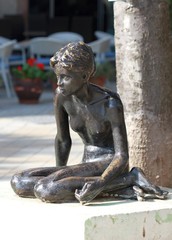 Статуя обнажённой девушки в Варне (Болгария) 