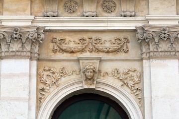 Лепнина на старинном здании в Варне (Болгария) 