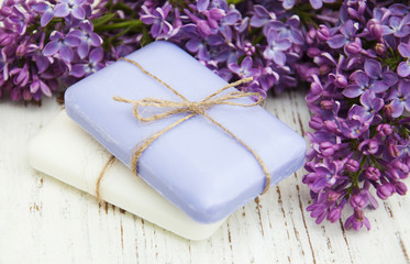 Obraz na płótnie Canvas Natural soap and lilac flowers