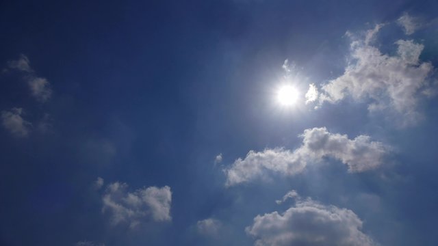 太陽と青空、雲をバランスよく配置して撮影した4Kのタイムラプス動画です。左側に空を配置して雲が通り過ぎて、開けていく様子もあります。