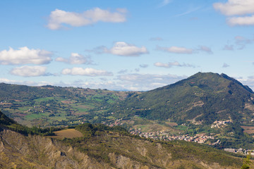 Fototapeta na wymiar Paesaggio con piccolo villaggio in Valmarecchia, Emilia-Romagna - Italia.