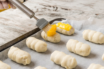 Spennellatura  dei cannoncini di pasta sfoglia prima della cottura in forno