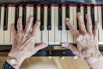 Eine Senioren spielt Klavier - Demenz Prophylaxe