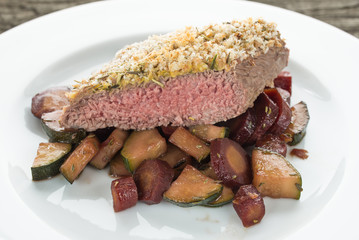 Rosa Lammrücken mit Kräuterkruste