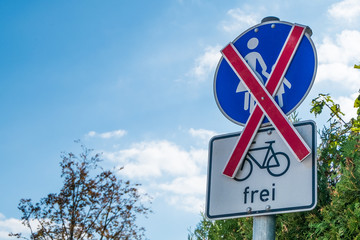 Füssgängerschild und Radfahrer frei