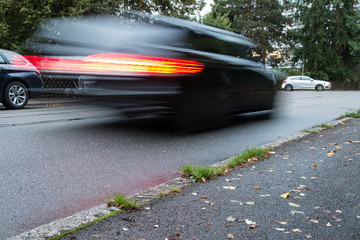 Verwischtes Auto mit rotem Rücklicht