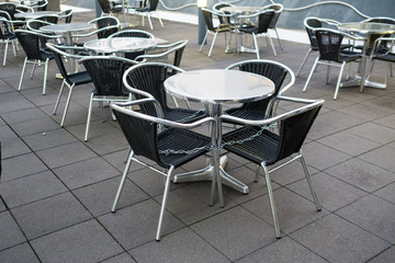 Stühle und Tische aus Edelstahl