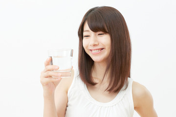 水を飲む女性