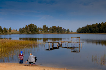 Mama Z Synkiem Nad Wodą 