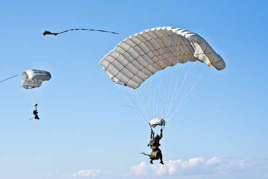 Saint-Jean-de-Luz, parachutists of French air force